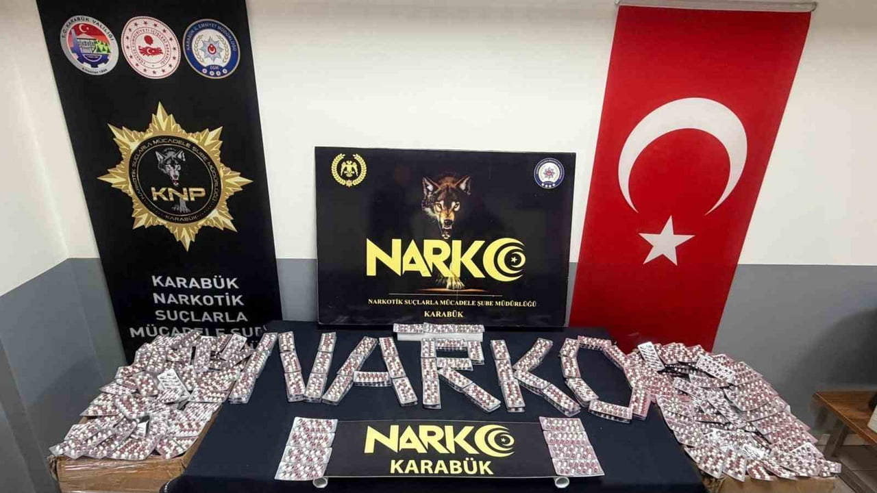 KARABÜK’TE NARKOTİK EKİPLERİNCE DÜZENLENEN OPERASYONDA 52 BİN SENTETİK ECZA HAP İLE KOKAİN ELE...