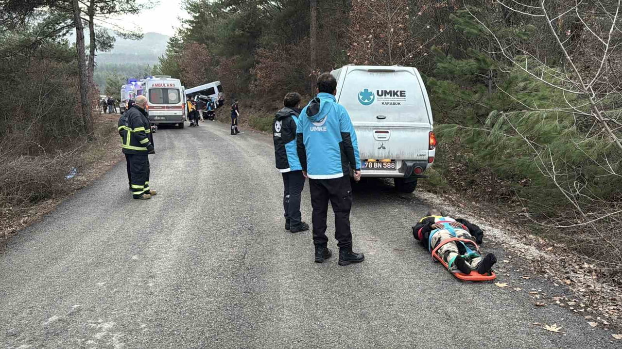 KARABÜK’TE  ÖĞRENCİLERİ TAŞIYAN MİNİBÜSÜN KONTROLDEN ÇIKARAK ŞARAMPOLE UÇMASI SONUCU 17 KİŞİ...