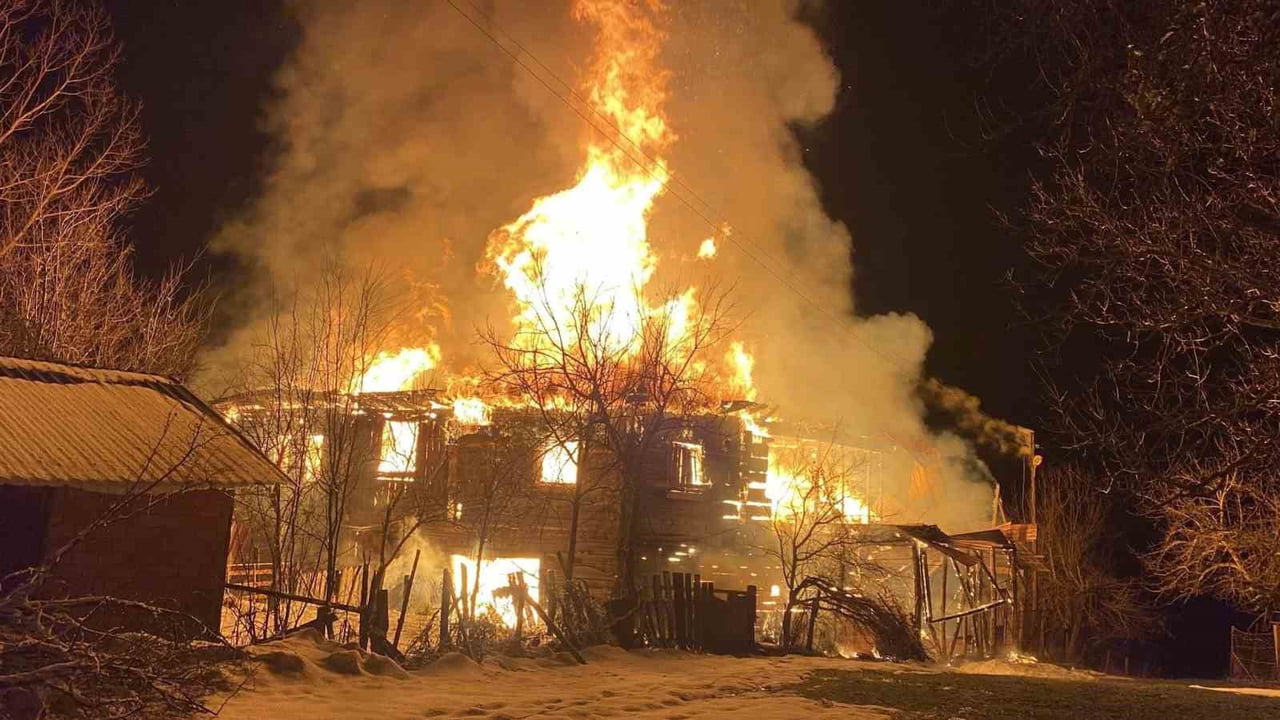 KARABÜK’ÜN EFLANİ İLÇESİNDE ÇIKAN YANGINDA ALEVLERE TESLİM OLAN İKİ KATLI EV TAMAMEN YANARAK KÜLE...