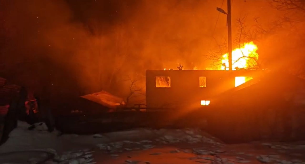 KARABÜK’ÜN EFLANİ İLÇESİNDE ÇIKAN YANGINDA MUHTARA AİT İKİ KATLI EV TAMAMEN YANARAK KULLANILAMAZ...