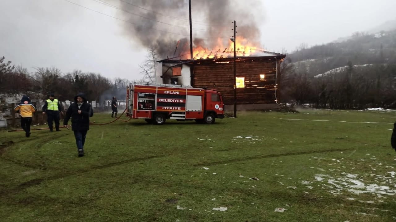 KARABÜK’ÜN EFLANİ İLÇESİNE BAĞLI OVAŞEYHLER KÖYÜ’NDE ÇIKAN YANGINDA YAKLAŞIK 450 YILLIK  CAMİ...