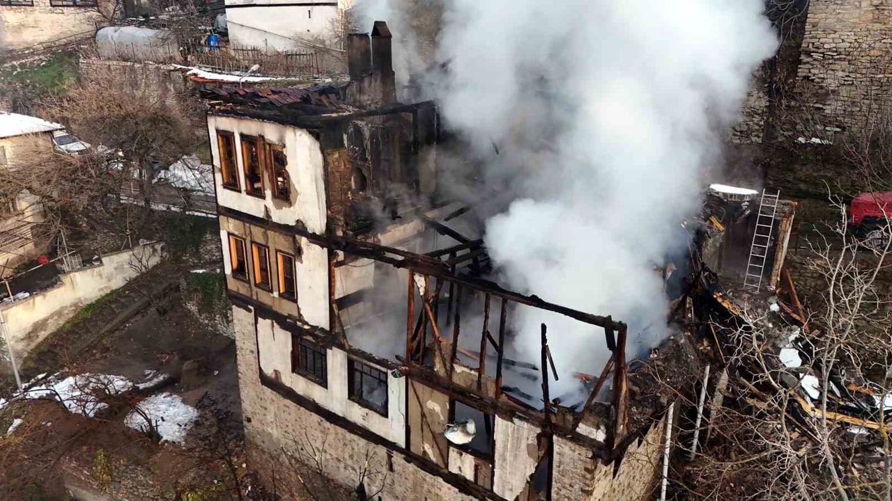 KARABÜK’ÜN SAFRANBOLU İLÇESİNDE 46 GÜNDE AYNI MAHALLEDE İKİNCİ TARİHİ KONAK DA ALEVLERE TESLİM...