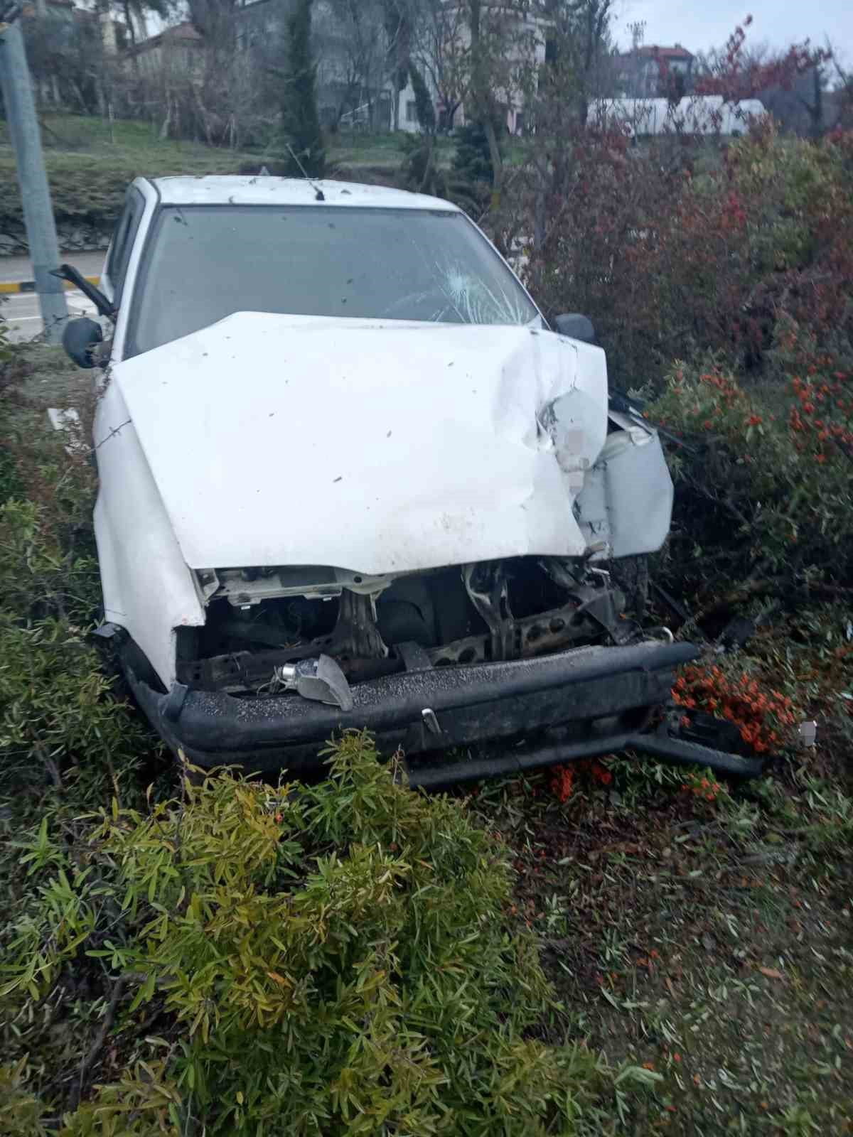 KARABÜK’ÜN SAFRANBOLU İLÇESİNDE KAMYONET İLE ÇARPIŞAN OTOMOBİLDEKİ 3 KİŞİ YARALANDI.