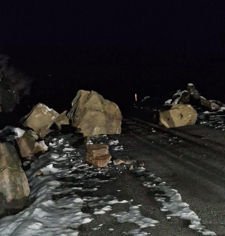 KARABÜK’ÜN YENİCE İLÇESİNDE İKİ KÖYE ULAŞIMI SAĞLAYAN YOL, DÜŞEN KAYALAR NEDENİYLE GEÇİCİ OLARAK...