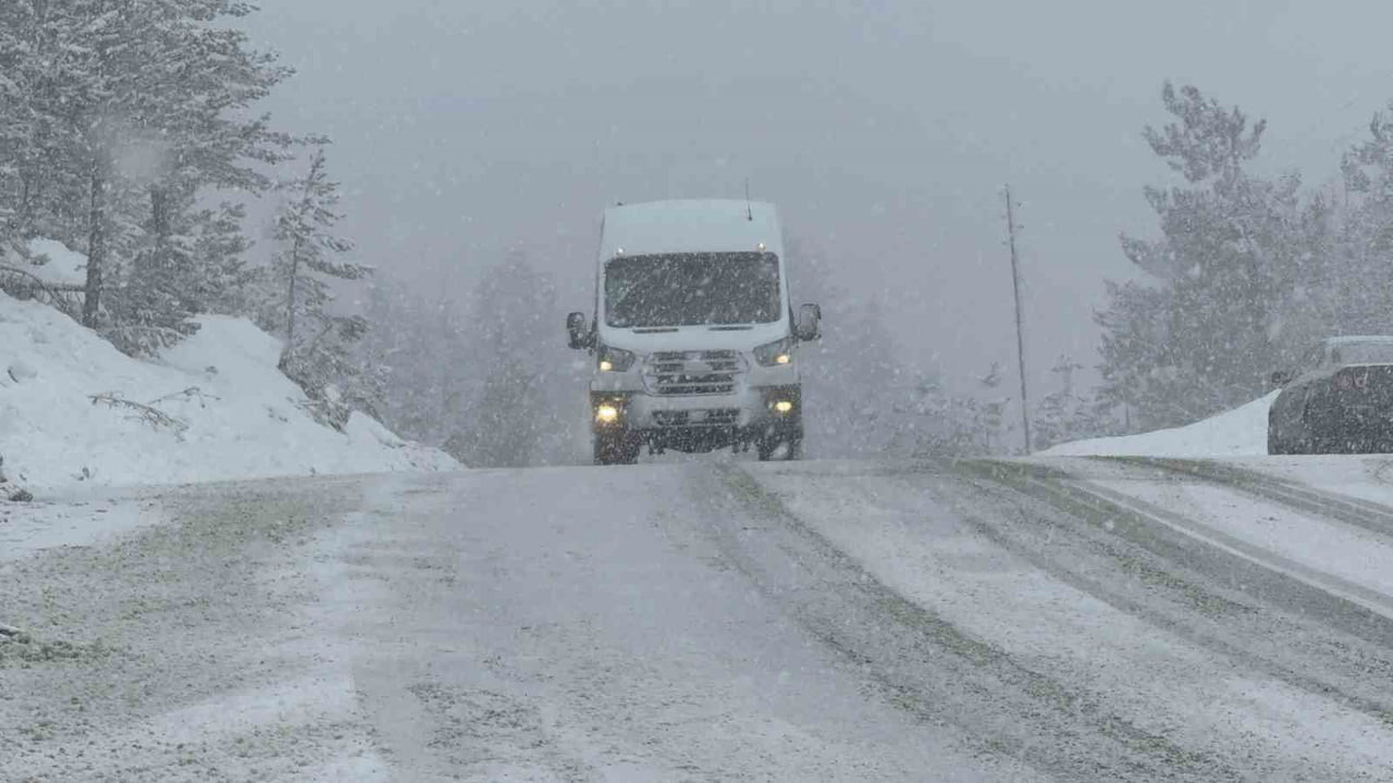KARABÜK’ÜN YÜKSEK KESİMLERİ, SABAH SAATLERİNDE BAŞLAYAN KAR YAĞIŞIYLA BİRLİKTE BEYAZA...