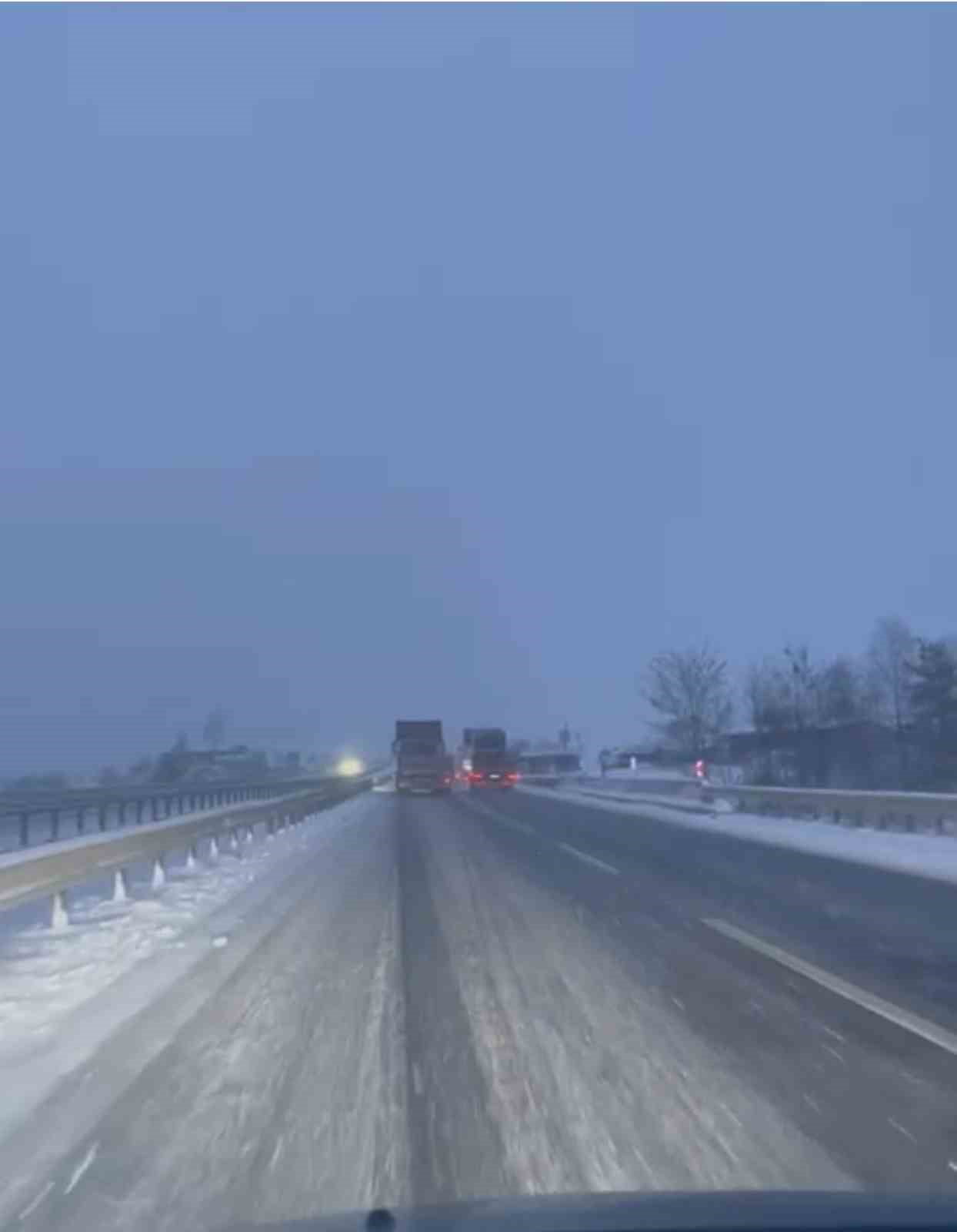 KARADENİZ’İ İSTANBUL’A BAĞLAYAN D-100 KARAYOLUNUN KEMİKLİ RAMPALARI MEVKİSİNDE KAR YAĞIŞI ETKİLİ...