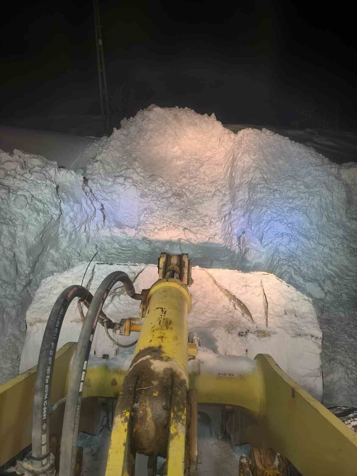 KARAKOÇAN İLÇESİNE KAR KALINLIĞI BİR METREYİ GEÇTİ