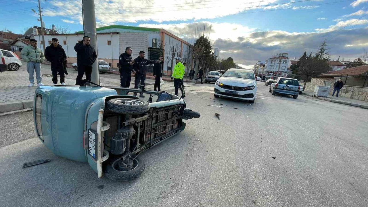 KARAMAN'DA 14 YAŞINDAKİ ÇOCUĞUN KULLANDIĞI ÜÇ TEKERLEKLİ ELEKTRİKLİ BİSİKLET, OTOMOBİLLE...