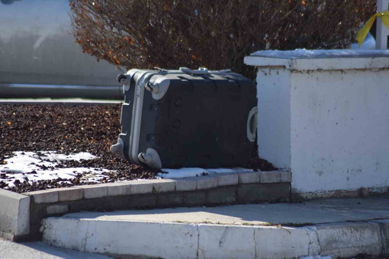 KARAMAN'DA ADLİYE YANINDAKİ PETROL İSTASYONUNUN GİRİŞİNDE KALDIRIM ÜZERİNE BIRAKILAN ŞÜPHELİ...