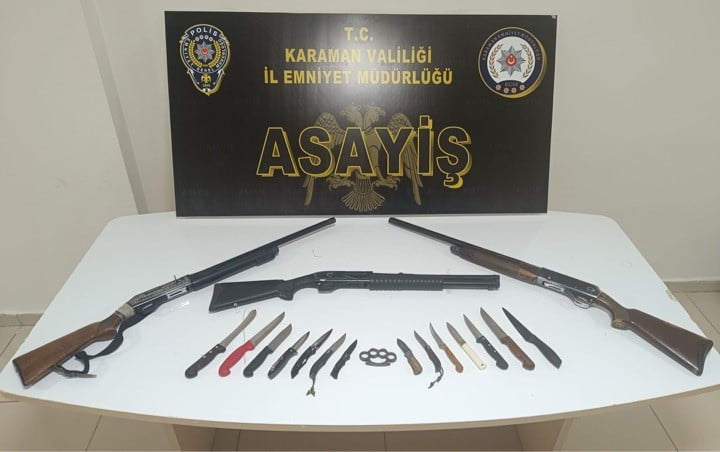 KARAMAN'DA POLİSİN YAPTIĞI UYGULAMALARDA RUHSATSIZ TÜFEKLER İLE UYUŞTURUCU VE KAÇAK TÜTÜN ELE...