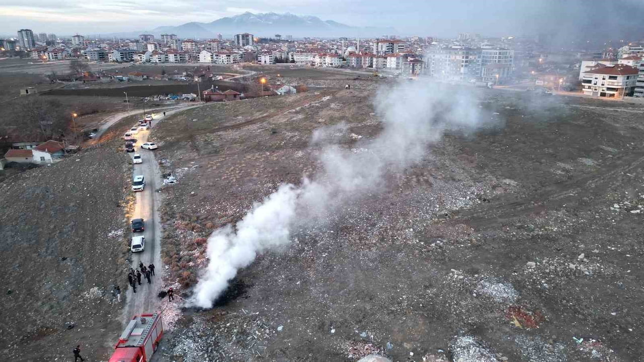 KARAMAN’DA BOŞ ARAZİDEKİ ATIK MALZEMELERİN TUTUŞMASI SONUCU ÇIKAN YANGIN İTFAİYE TARAFINDAN...