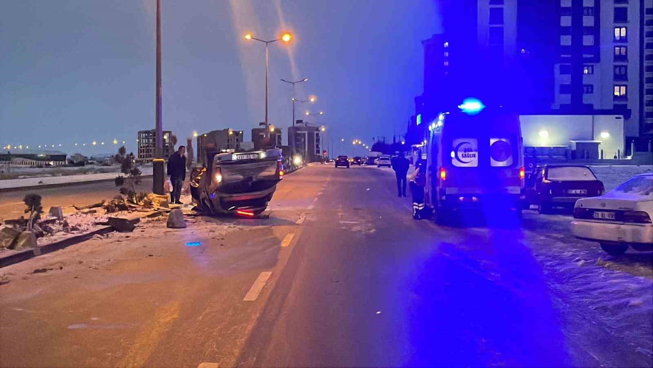 KARAMAN’DA BUZLANMA NEDENİYLE KONTROLDEN ÇIKAN KAMYONETİN REFÜJE ÇARPARAK DEVRİLMESİ SONUCU 2 KİŞİ...