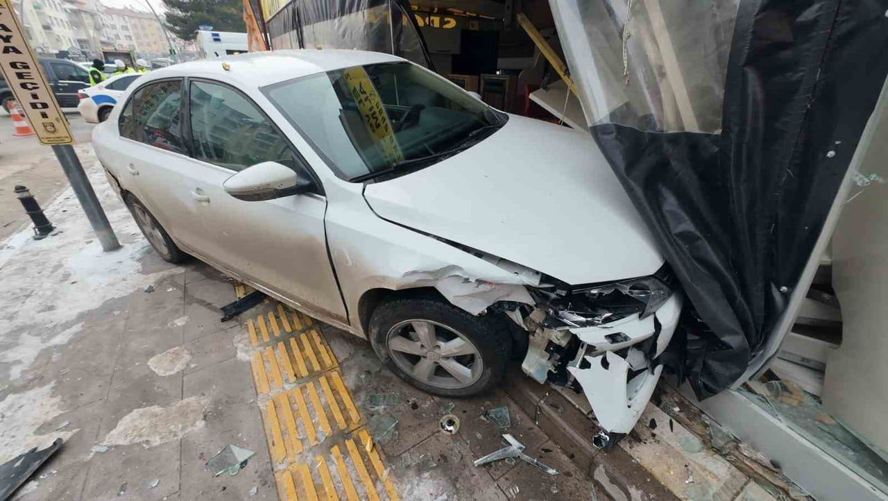 KARAMAN’DA İKİ OTOMOBİLİN KAVŞAKTA ÇARPIŞMASI SONUCU MEYDANA GELEN KAZADA 3 KİŞİ YARALANIRKEN...