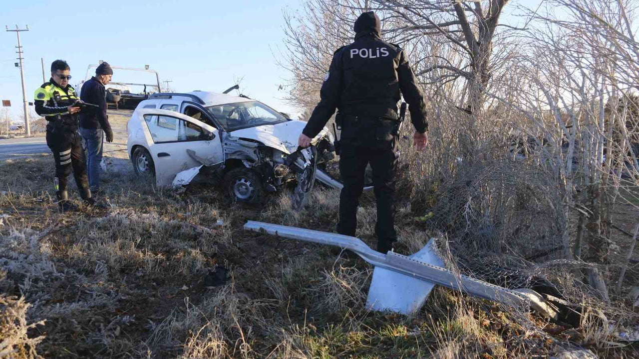 KARAMAN’DA KONTROLDEN ÇIKAN CİPİN TRAFİK LEVHALARINA ÇARPARAK YOLDAN ÇIKMASI SONUCU SÜRÜCÜSÜ...