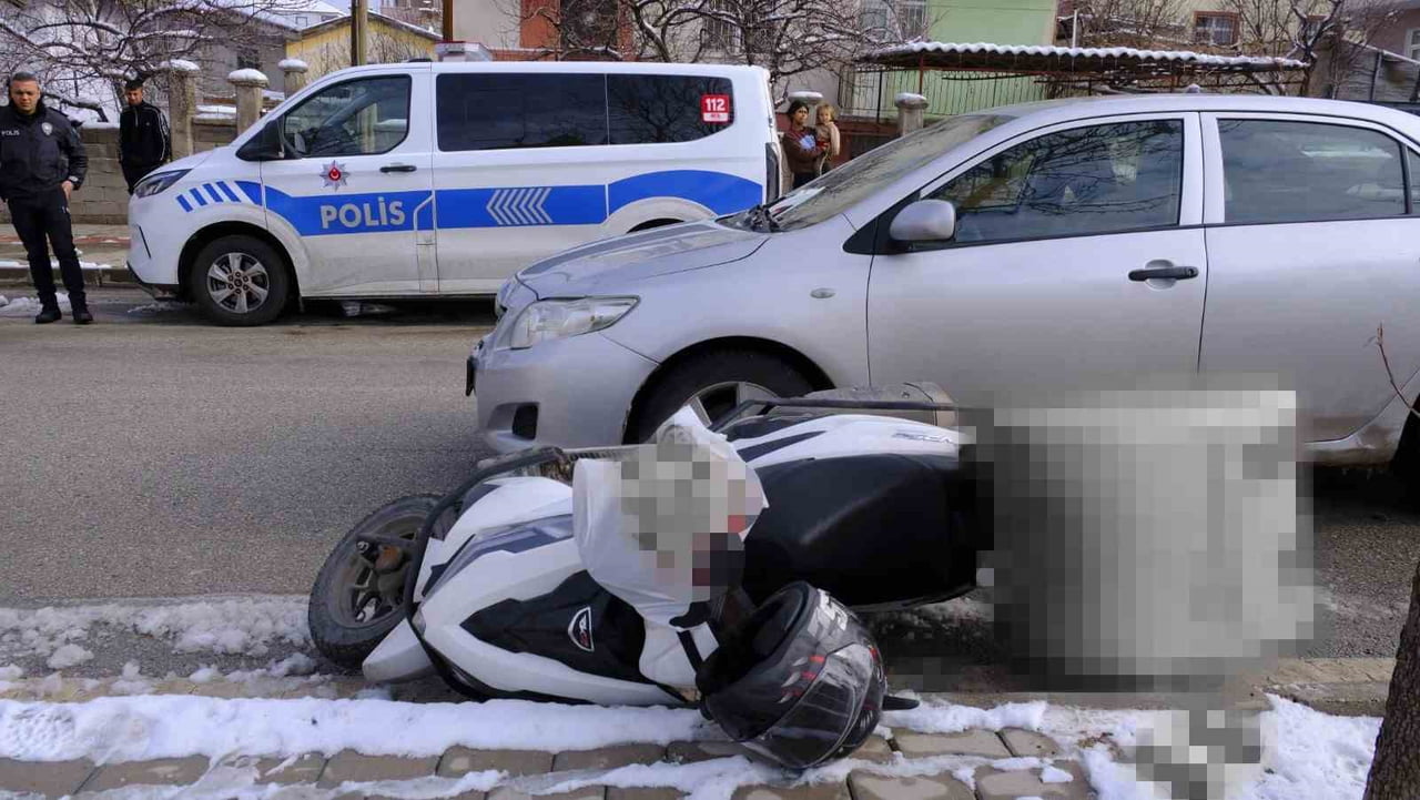 KARAMAN’DA OTOMOBİL İLE ÇARPIŞAN MOTOKURYENİN SÜRÜCÜSÜ YARALANDI.