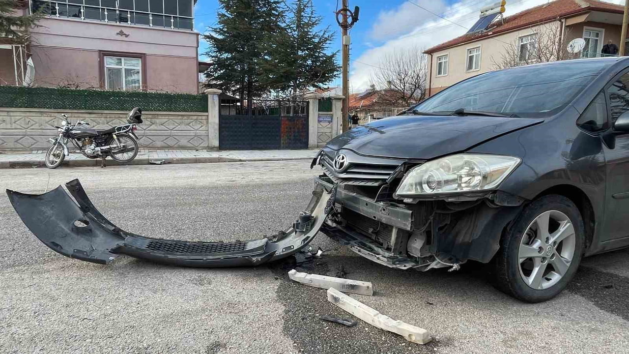 KARAMAN’DA OTOMOBİLLE ÇARPIŞAN MOTOSİKLET SÜRÜCÜSÜ GENCİN ÇENESİ KIRILDI.
