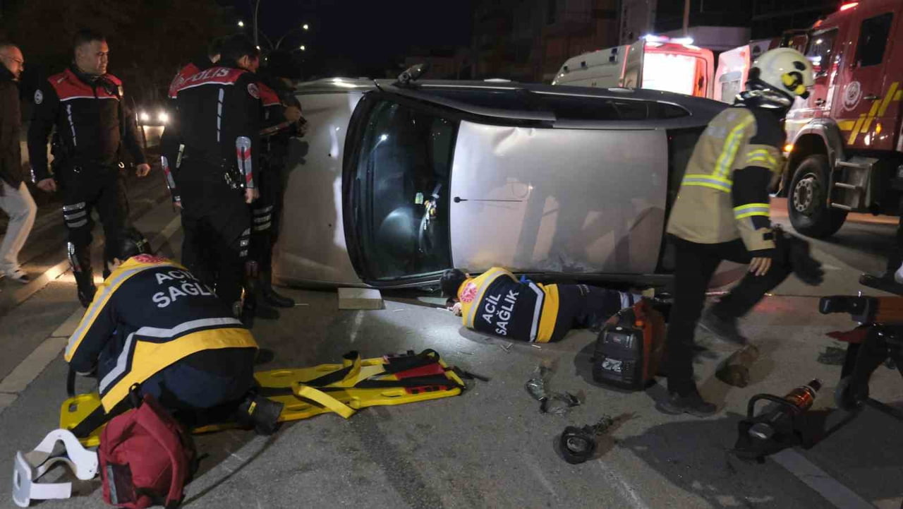 KARAMAN’DA PARK HALİNDEKİ ARACA ÇARPAN KADIN SÜRÜCÜ KULLANDIĞI OTOMOBİLİN DEVRİLMESİ SONUCU...