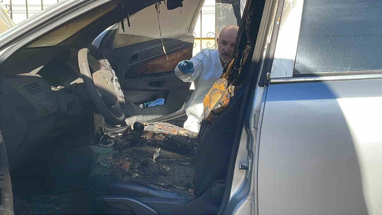 KARAMAN’DA PARK HALİNDEKİ BİR OTOMOBİLİN DİREKSİYON VE KOLTUKLARI YANDI. YANGININ KUNDAKLANMA...