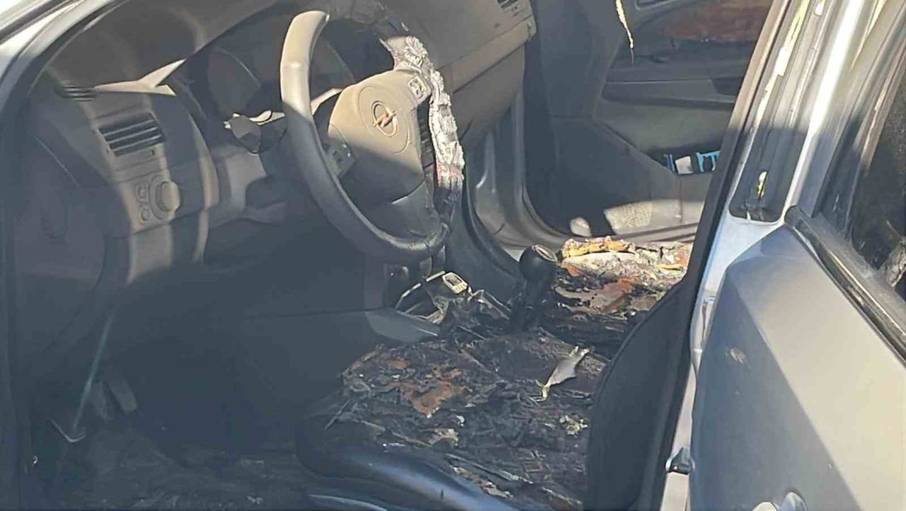 KARAMAN’DA PARK HALİNDEKİ BİR OTOMOBİLİN DİREKSİYON VE KOLTUKLARI YANDI. YANGININ KUNDAKLANMA...