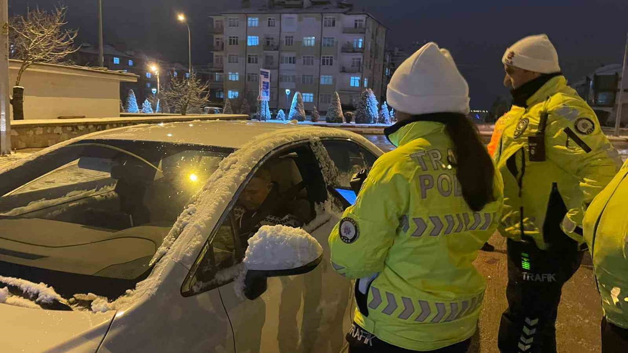 KARAMAN’DA YENİ YILDA ALKOLLÜ ARAÇ KULLANAN VE KURAL İHLALİ YAPAN 64 SÜRÜCÜYE TOPLAM 620 BİN LİRA...