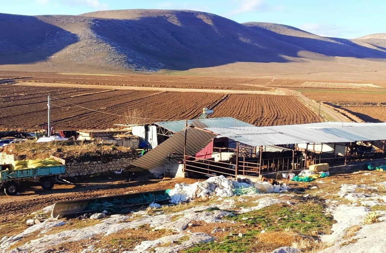 KARAMAN’IN AYRANCI İLÇESİNDE ŞİDDETLİ FIRTINA NEDENİYLE UÇAN ÇİNKO ÇATININ ALTINDA KALAN 1 KİŞİ...