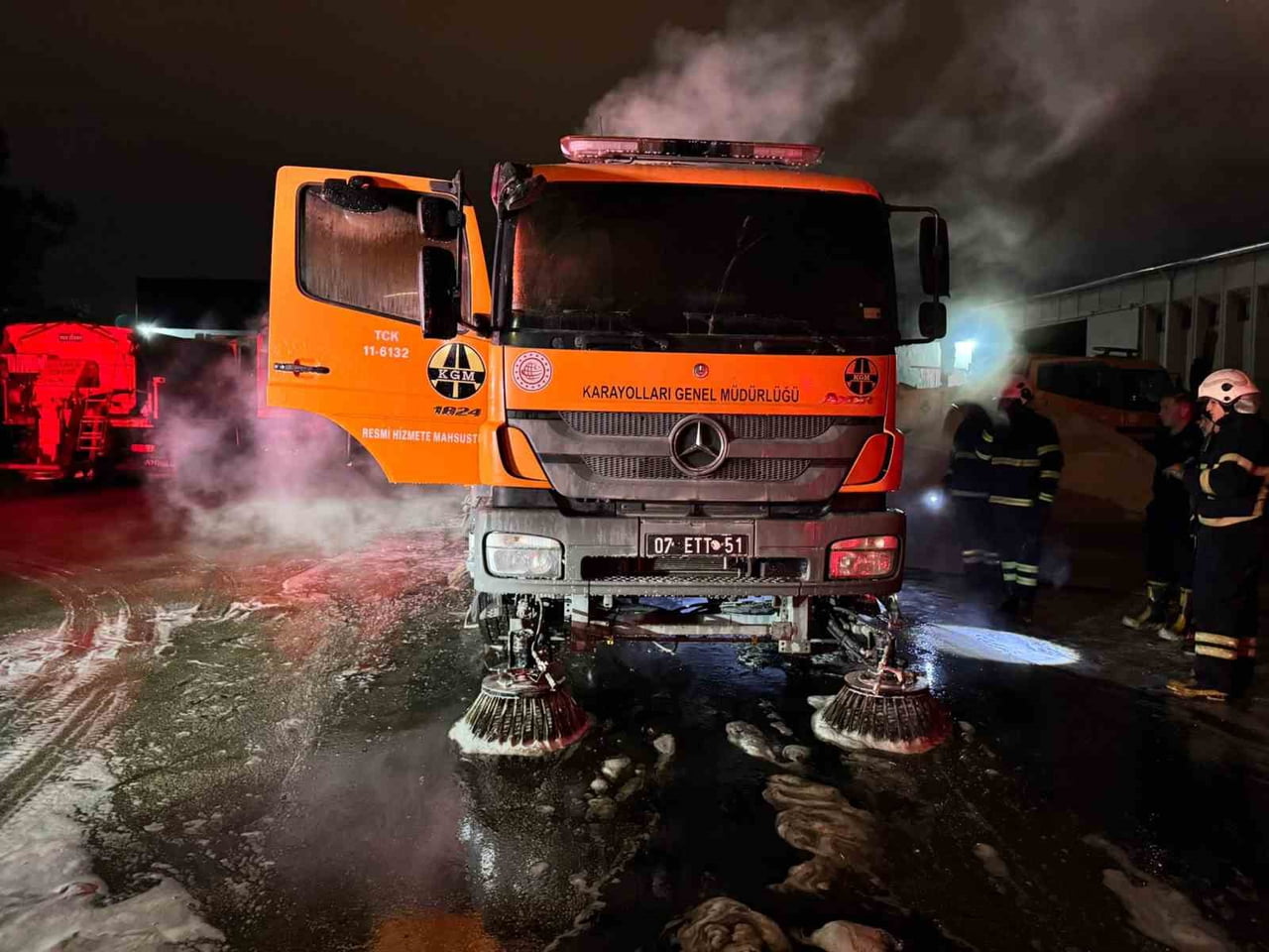 KARAYOLLARI BÖLGE MÜDÜRLÜĞÜ’NE AİT KAMYONDA ÇIKAN YANGIN PANİĞE NEDEN OLDU. İTFAİYENİN...