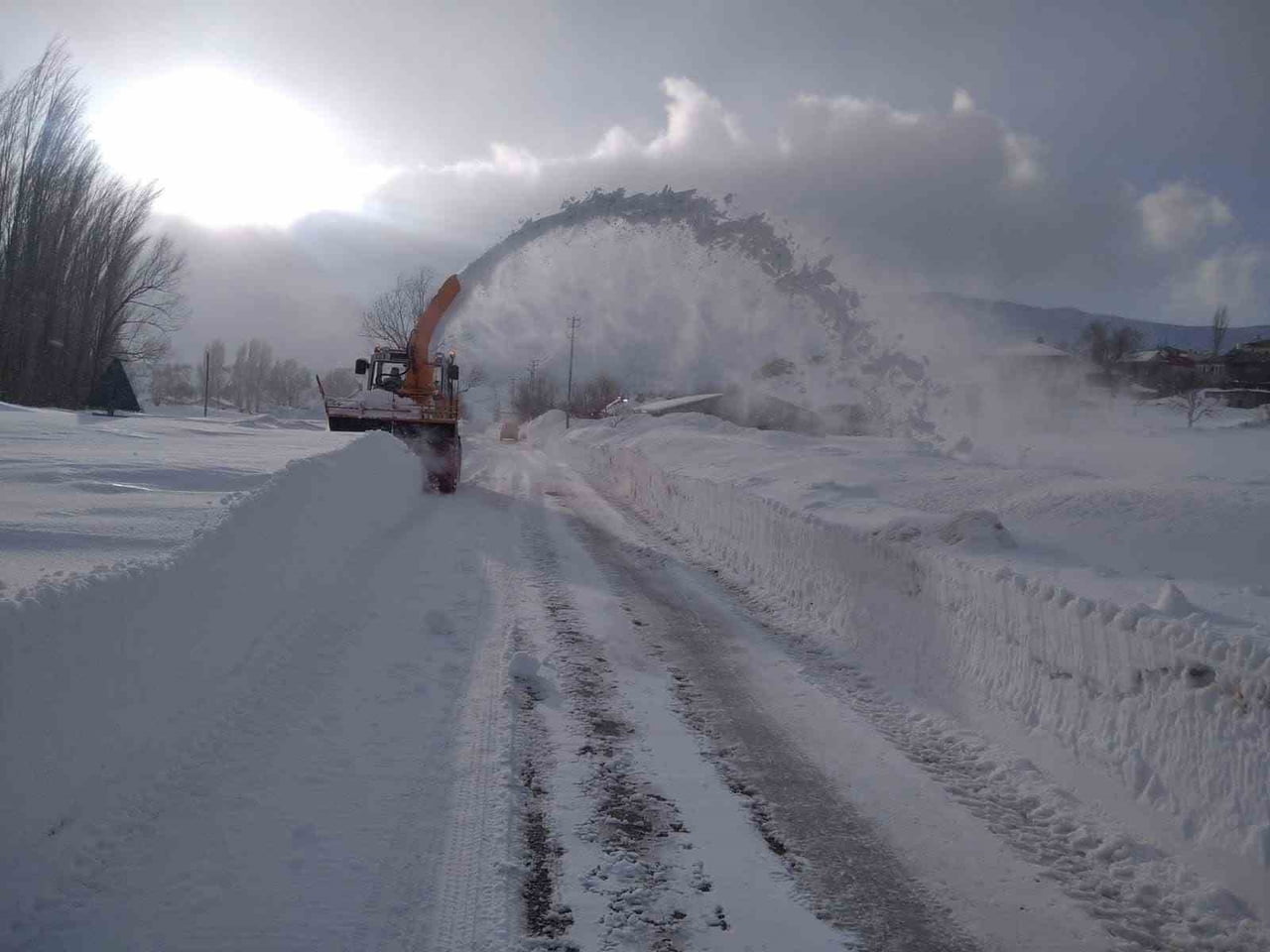 KARAYOLLARI EKİPLERİN UZUN VE ZORLU ÇALIŞMALARI SONRASINDA KAR NEDENİYLE KAPANAN...