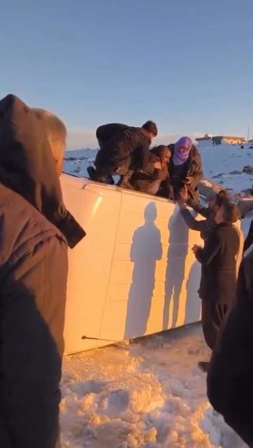 KARDA DEVRİLEN MİNİBÜSTEKİ YOLCULARI VATANDAŞLAR KURTARDI