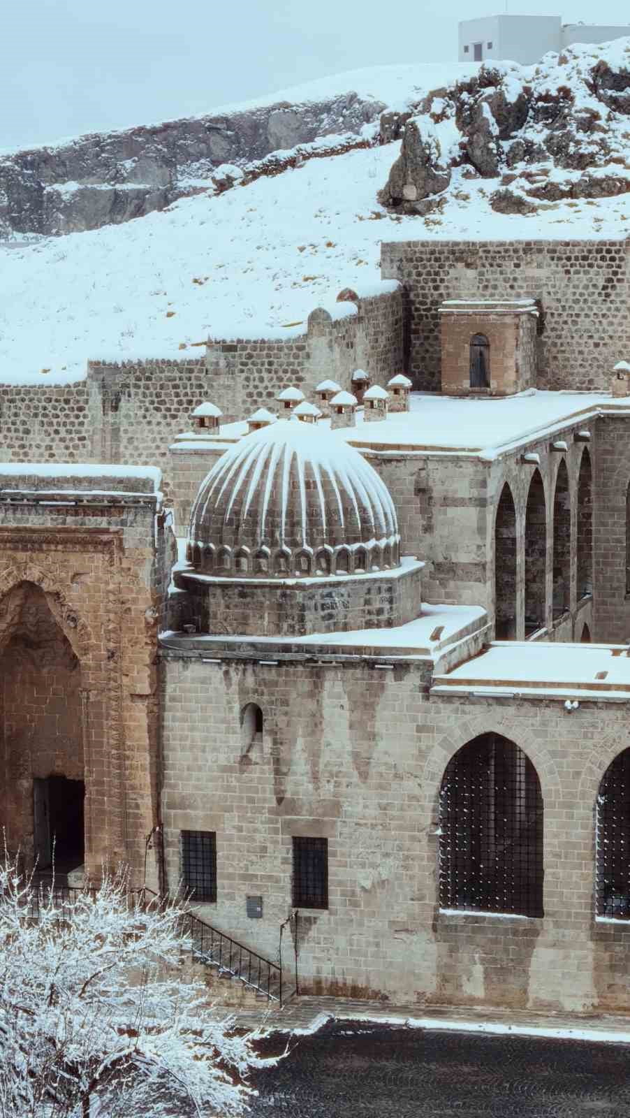 KARLA KAPLANAN MEDRESE, TARİHİ DOKUSU VE MİMARİ ZARAFETİYLE DİKKAT ÇEKTİ