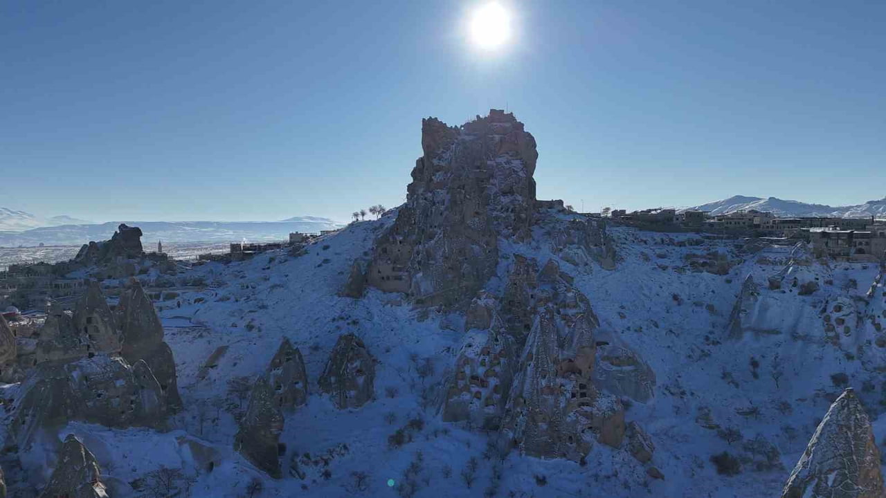 KARLAR ALTINDAKİ KAPADOKYA ZİYARETÇİLERİNE MASALSI BİR ATMOSFER SUNDU.