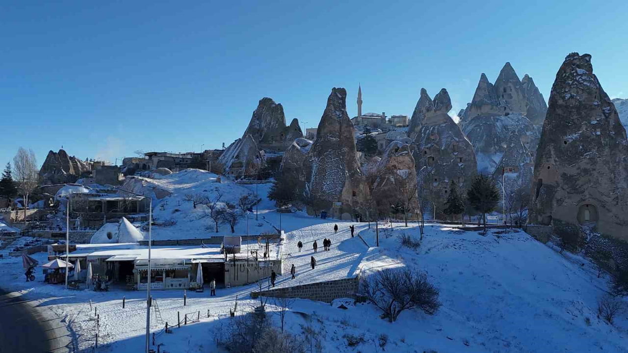 KARLAR ALTINDAKİ KAPADOKYA ZİYARETÇİLERİNE MASALSI BİR ATMOSFER SUNDU.