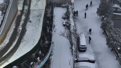 Karlı kaplı yollarda yürüyen vatandaşların karla imtihanı