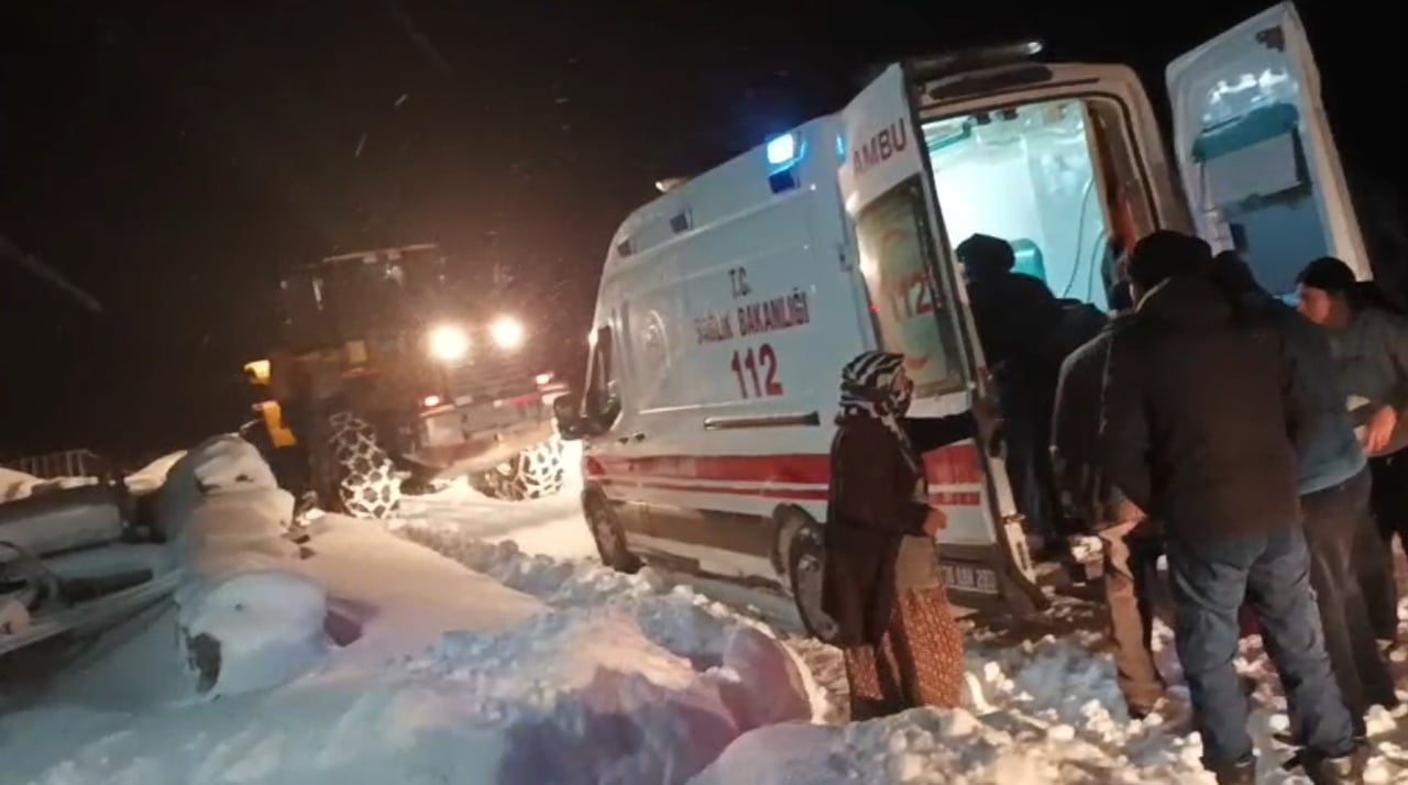 KARS'IN SELİM İLÇESİNDE YOĞUN KAR YAĞIŞI VE TİPİ HAYATI OLUMSUZ ETKİLEMEYE DEVAM EDERKEN, EKİPLER...