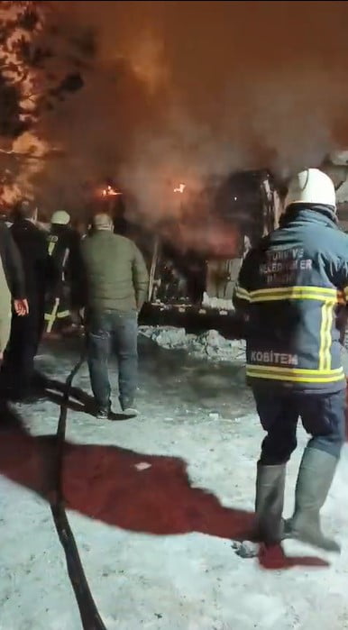 KARS'TA BİR KİŞİNİN SOĞUKTAN KORUMAK İÇİN ALTINDA ATEŞ YAKTIĞI ARACI ALEV TOPUNA DÖNDÜ.