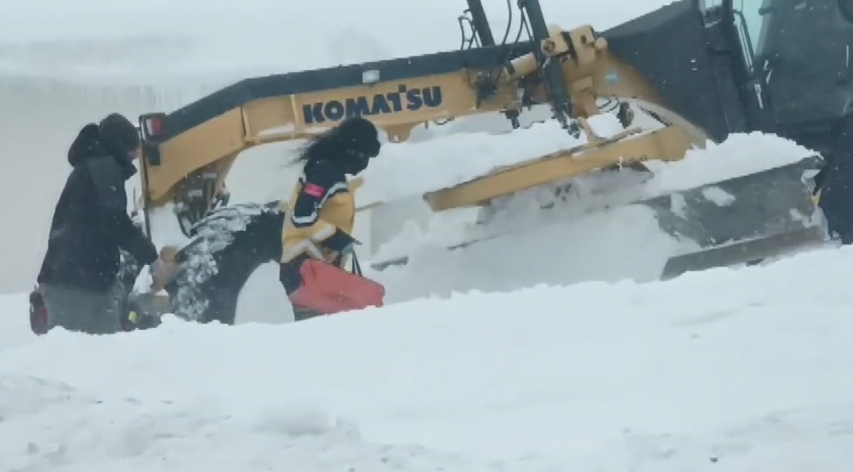 KARS'TA ETKİLİ OLAN ŞİDDETLİ TİPİ VE YER YER 2 METREYİ BULAN KAR KALINLIĞI HAYATI DURMA NOKTASINA...