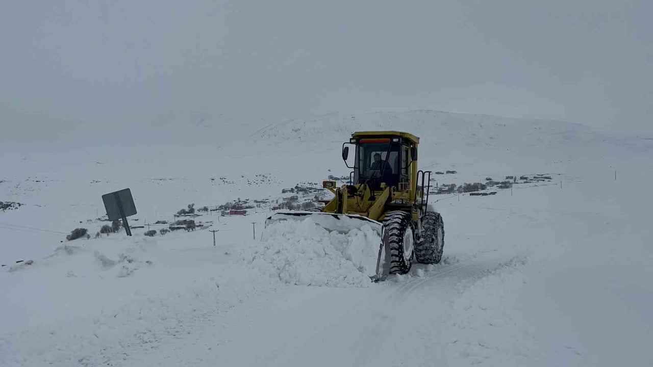 KARS'TA KAR KAPLANLARININ 2 BİN 100 RAKIMLI KÖY YOLLARINDA KARLA MÜCADELESİ GECE GÜNDÜZ DEMEDEN...