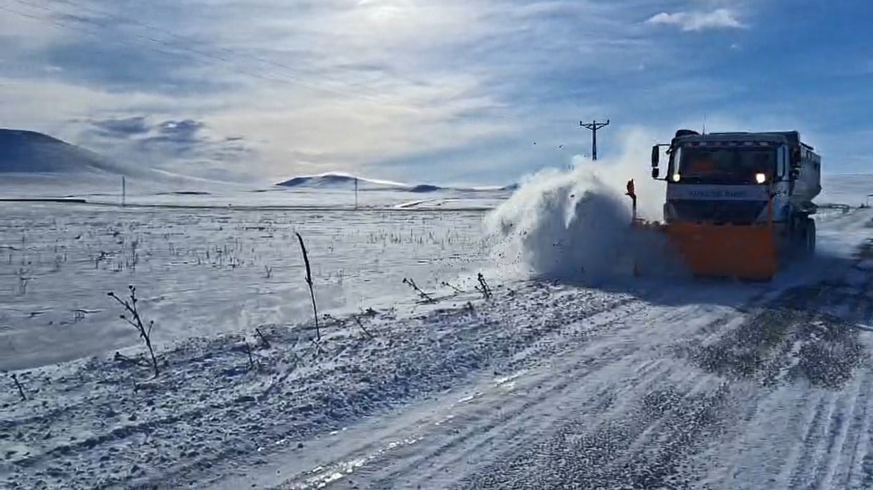 KARS'TA KAR VE TİPİ NEDENİYLE 200 KÖY YOLU ULAŞIMA KAPANDI. KAPALI KÖY YOLLARINI AÇMAK İÇİN...