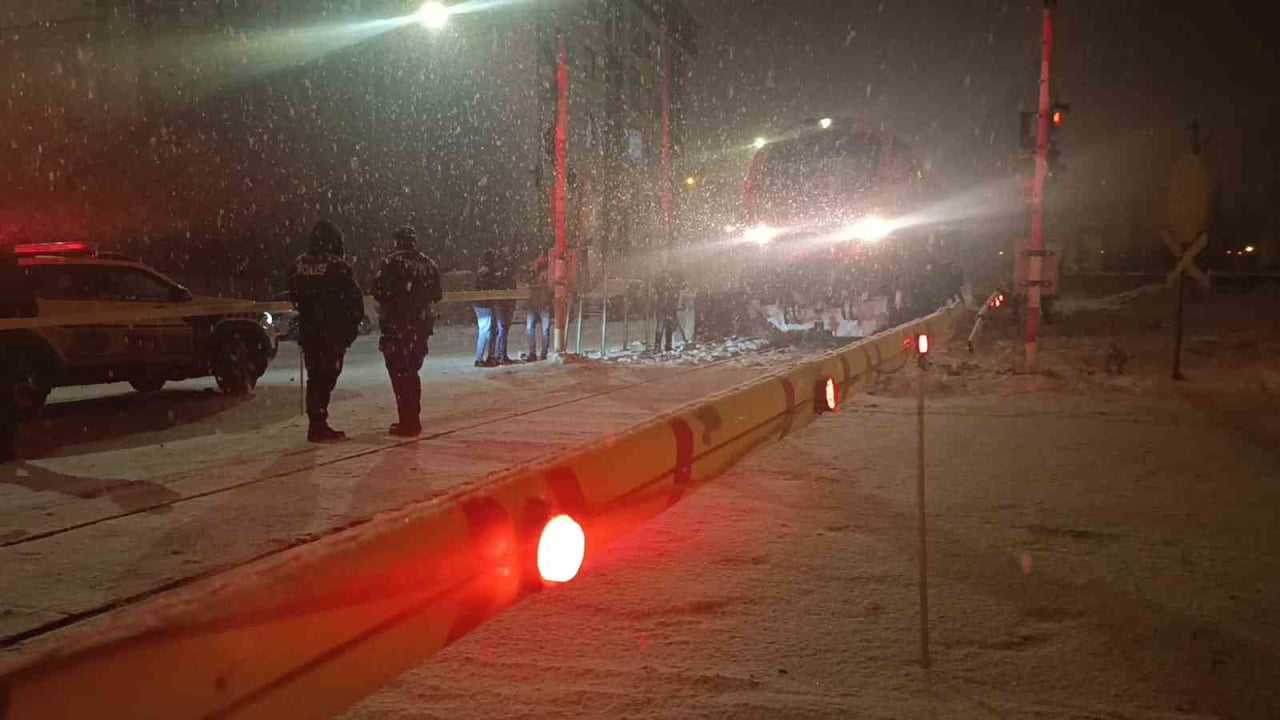 KARS'TA TREN KAZASI: RAYLARDAKİ ÇOCUĞA LOKOMOTİF ÇARPTI(KARS-İHA)