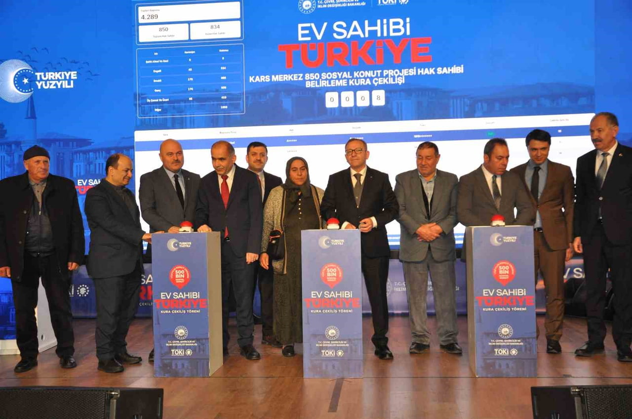 KARS'TA YÜZYILIN KONUT PROJESİ KAPSAMINDA İNŞA EDİLECEK BİN 730 KONUTUN HAK SAHİBİ ÇEKİLEN KURAYLA...