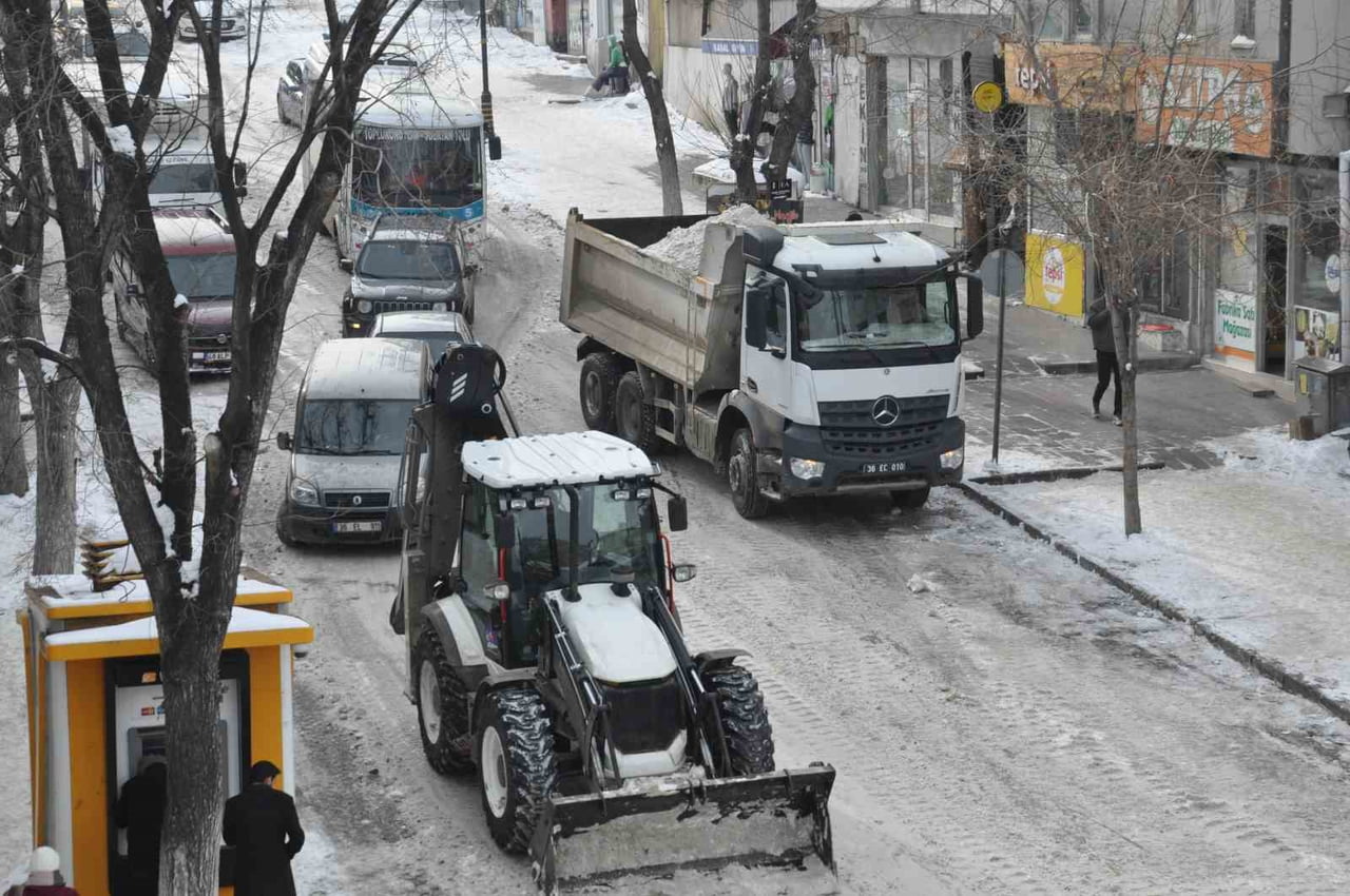 KARS BELEDİYESİ'NDEN YOĞUN KAR MESAİSİ: CADDELER TEMİZLENİYOR(KARS-İHA)