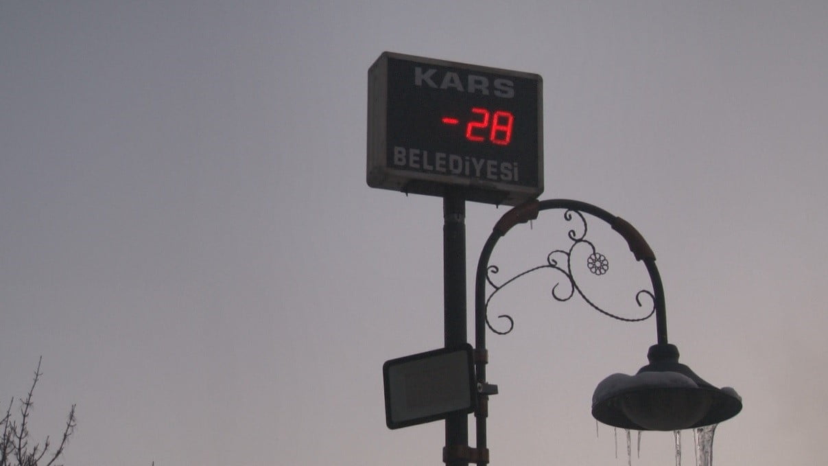 KARS BUZ TUTTU: TERMOMETRELER EKSİ 28’İ GÖSTERDİ(KARS-İHA)