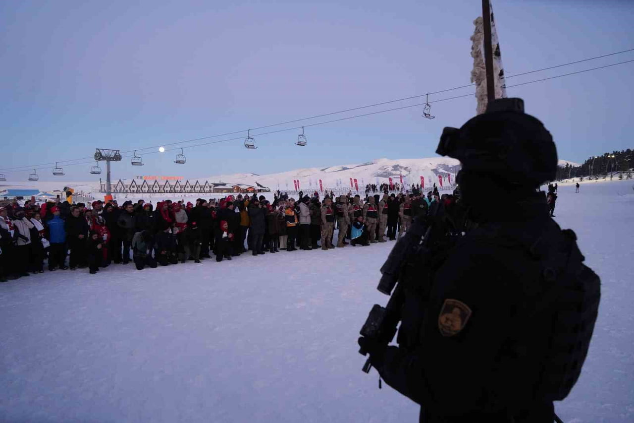 KARS SARIKAMIŞ’TA ŞEHİT OLAN ASKERLERİN ANISINA KAYAK MERKEZİNDE MEŞALELİ KAYAK GÖSTERİSİ...