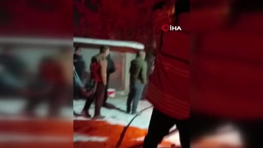 Kars’ta altında donmasın diye ateş yakılan araç alev alarak yandı