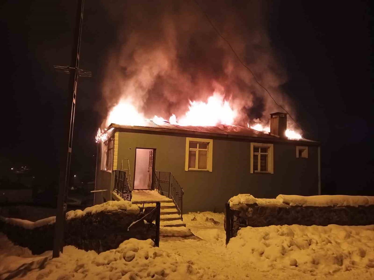 KARS’TA İMAM EVİ ALEV ALEV YANDI(KARS-İHA)