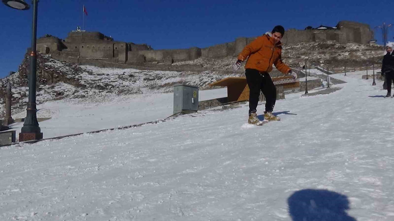 KARS’TA KIZAĞINI KAPAN KALE YOKUŞUNA KOŞTU(KARS-İHA)