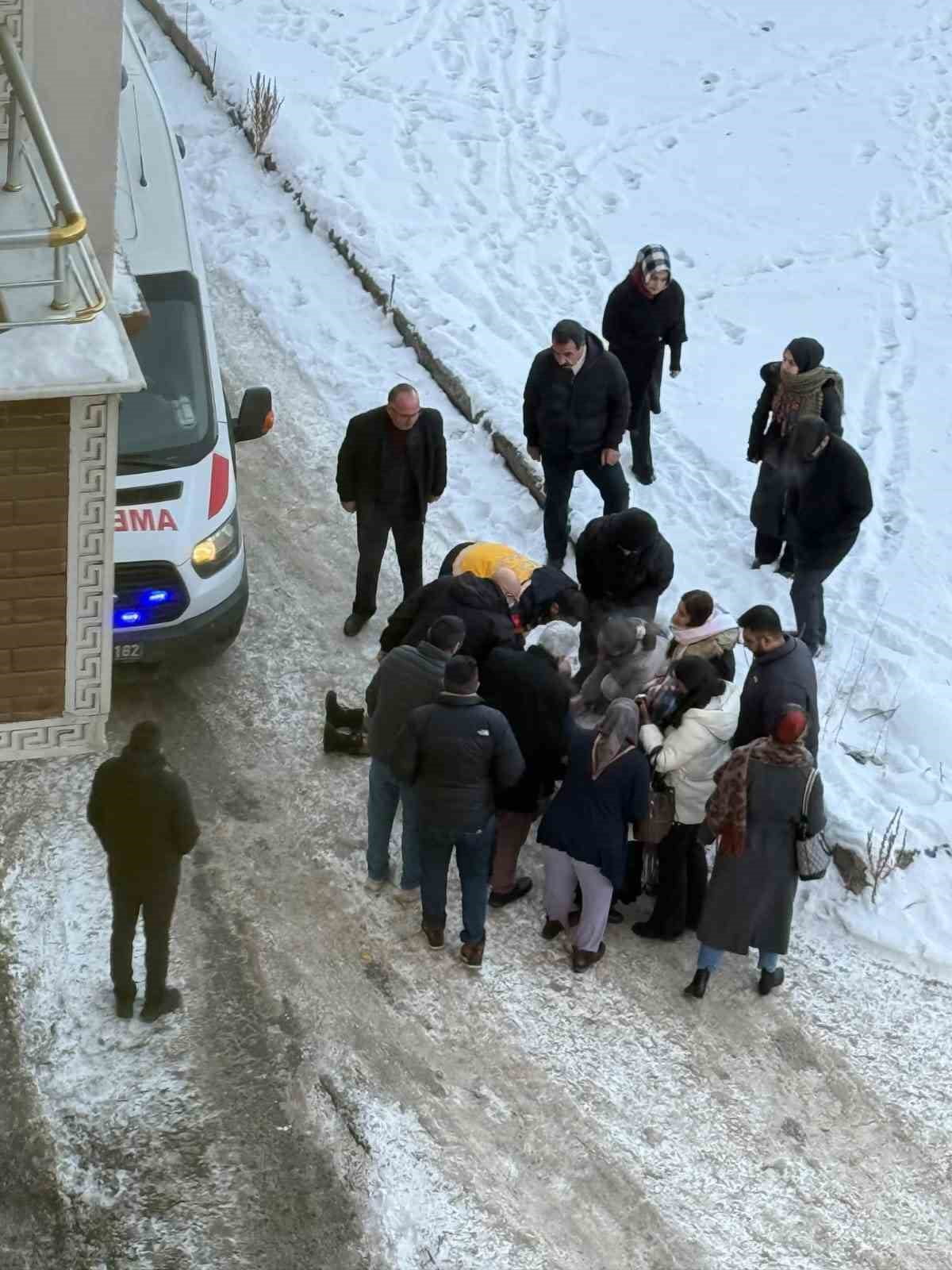 KARS’TA OKULA GİDEN ÖĞRENCİNİN BAŞINA BUZ KÜTLESİ DÜŞTÜ(KARS-İHA)