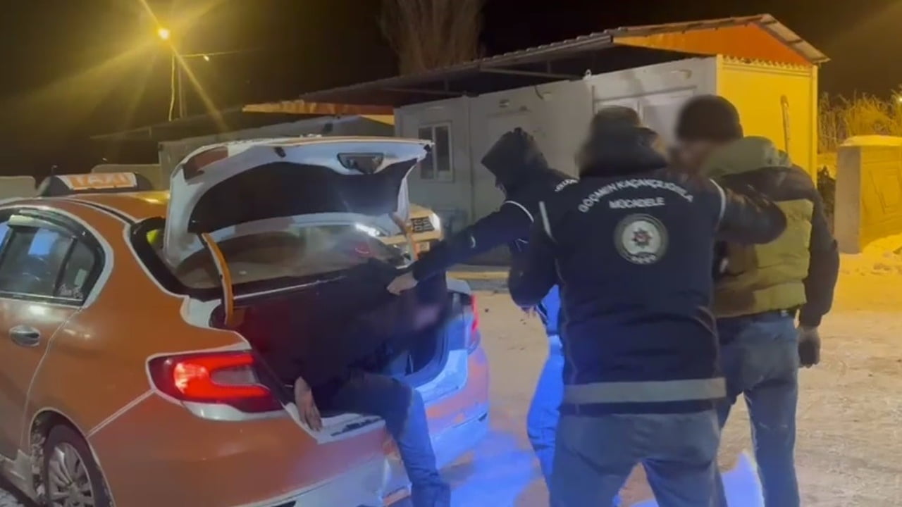 KARS’TA TAKSİ BAGAJINDAN DÜZENSİZ GÖÇMEN ÇIKTI(KARS-İHA)