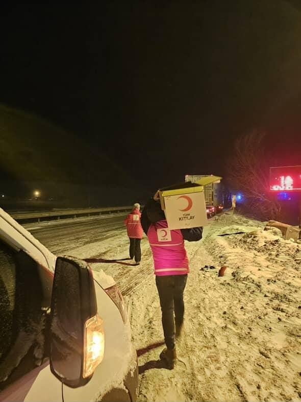 KARS TÜRK KIZILAYI’NDAN "İÇ ISITAN" DESTEK: KAR VE TİPİ DE MAHSUR KALANLARA ŞEFKAT...