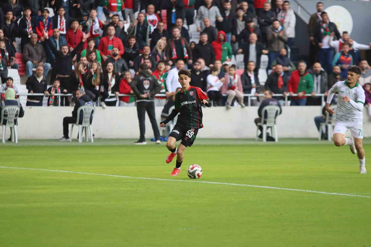 KARŞIYAKA'NIN GENÇ YETENEĞİ ADEM YEŞİLYURT, TRABZONSPOR YOLUNDA