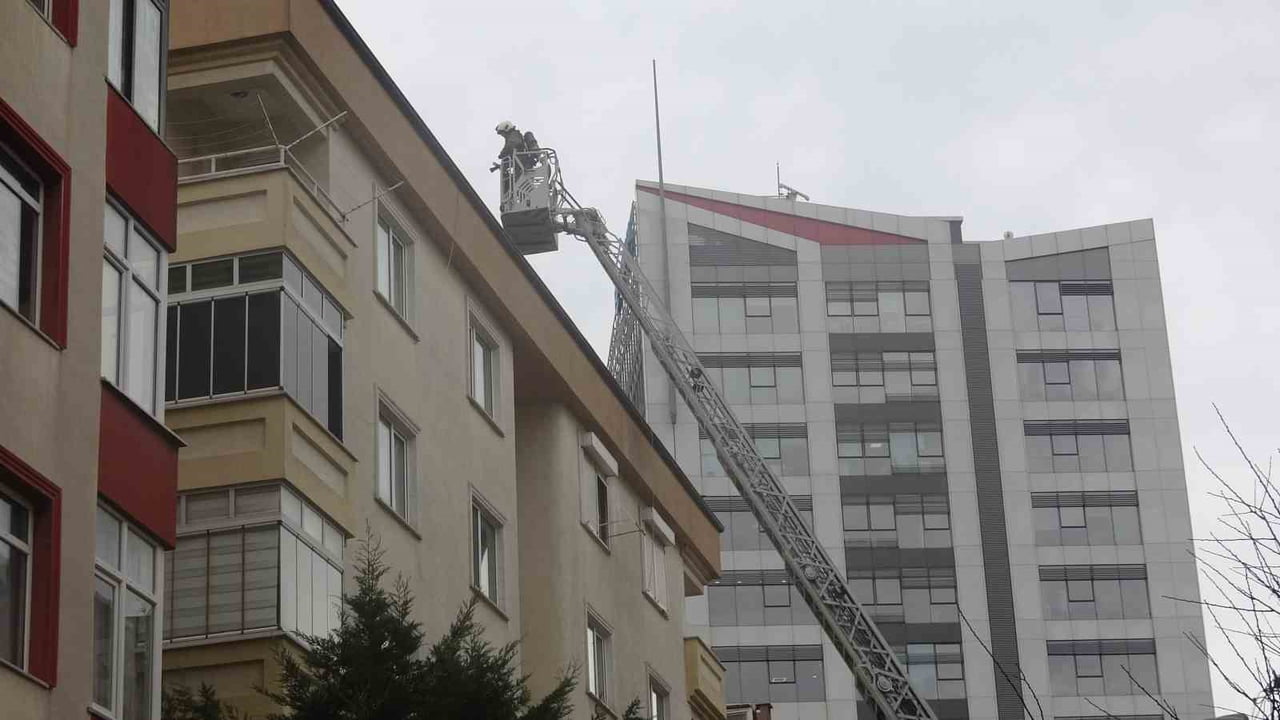 KARTAL ORTA MAHALLE’DE BULUNAN BİR BİNANIN ÇATI KATINDA YANGIN ÇIKTI. ALEVLER KISA SÜREDE...
